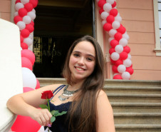 “Não aprendemos apenas a teoria sobre o que é ser estudante e como seremos professores, mas também aprendemos valores. Aqui temos uma segunda família”, contou a jovem Beatriz Gabriella, do último ano de formação de docentes.