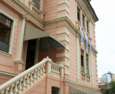 O Instituto de Educação do Paraná Professor Erasmo Pilotto, unidade localizada no Centro de Curitiba, comemora nesta quarta-feira (12) 140 anos de contribuição para a educação paranaense. Para marcar a data, durante os três turnos são promovidas diversas atividades, com apresentações artísticas e culturais. A comemoração está aberta à comunidade, contribuindo assim para aproximar as famílias da escola, que é a quinta mais antiga do Estado.