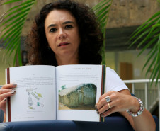 O livro Tupã-Mitã – histórias, memórias e saberes Guarani, escrito pela professora de Matemática da rede estadual de ensino Iozodara Telma Branco de George, documenta relatos de líderes comunitários da etnia e reforça a preservação dos conhecimentos indígenas no Paraná