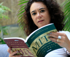 O livro Tupã-Mitã – histórias, memórias e saberes Guarani, escrito pela professora de Matemática da rede estadual de ensino Iozodara Telma Branco de George, documenta relatos de líderes comunitários da etnia e reforça a preservação dos conhecimentos indígenas no Paraná