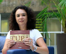 O livro Tupã-Mitã – histórias, memórias e saberes Guarani, escrito pela professora de Matemática da rede estadual de ensino Iozodara Telma Branco de George, documenta relatos de líderes comunitários da etnia e reforça a preservação dos conhecimentos indígenas no Paraná