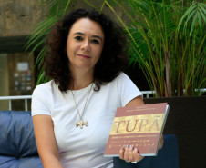 O livro Tupã-Mitã – histórias, memórias e saberes Guarani, escrito pela professora de Matemática da rede estadual de ensino Iozodara Telma Branco de George, documenta relatos de líderes comunitários da etnia e reforça a preservação dos conhecimentos indígenas no Paraná