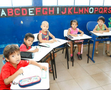 Nos últimos cinco anos, a Secretaria de Estado da Educação diplomou mais de 200 novos professores indígenas, que atuam nas escolas situadas nas aldeias. Em 2011, havia 31 docentes indígenas na rede estadual de ensino. Hoje, são 232 profissionais que trabalham na educação infantil nas 37 escolas indígenas do Paraná, que atendem mais de cinco mil alunos. Na imagem, Escola Estadual Indígena Yvy Porã, em Tomazina.