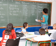 Nos últimos cinco anos, a Secretaria de Estado da Educação diplomou mais de 200 novos professores indígenas, que atuam nas escolas situadas nas aldeias. Em 2011, havia 31 docentes indígenas na rede estadual de ensino. Hoje, são 232 profissionais que trabalham na educação infantil nas 37 escolas indígenas do Paraná, que atendem mais de cinco mil alunos. Na imagem, Escola Estadual Indígena Yvy Porã, em Tomazina.
