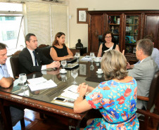 A secretária de Estado da Educação, professora Ana Seres, e o diretor-geral da SEED, Edmundo da Veiga, receberam o gerente-geral do Banco do Brasil em Curitiba, Sérgio Roberto Mantovani, para cobrar agilidade no registro cadastral dos novos diretores eleitos, para que as escolas possam movimentar o quanto antes os novos recursos repassados pelo Governo do Estado, através do Fundo Rotativo.