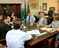 A secretária de Estado da Educação, professora Ana Seres, e o diretor-geral da SEED, Edmundo da Veiga, receberam o gerente-geral do Banco do Brasil em Curitiba, Sérgio Roberto Mantovani, para cobrar agilidade no registro cadastral dos novos diretores eleitos, para que as escolas possam movimentar o quanto antes os novos recursos repassados pelo Governo do Estado, através do Fundo Rotativo.