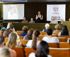 Todos os 399 municípios do Paraná já sancionaram os planos de educação. Para que os documentos municipais estejam em consonância com as metas estabelecidas nos Planos Estadual e Nacional, os municípios terão suporte técnico de uma comissão, que participa de um curso nesta terça (19) e quarta-feira (20), em Curitiba.

São 32 técnicos indicados pelos Núcleos Regionais de Educação (NREs), que já atuam com os municípios em programas e projetos educacionais. 