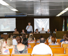 Todos os 399 municípios do Paraná já sancionaram os planos de educação. Para que os documentos municipais estejam em consonância com as metas estabelecidas nos Planos Estadual e Nacional, os municípios terão suporte técnico de uma comissão, que participa de um curso nesta terça (19) e quarta-feira (20), em Curitiba.

São 32 técnicos indicados pelos Núcleos Regionais de Educação (NREs), que já atuam com os municípios em programas e projetos educacionais. 