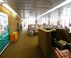 Todos os 399 municípios do Paraná já sancionaram os planos de educação. Para que os documentos municipais estejam em consonância com as metas estabelecidas nos Planos Estadual e Nacional, os municípios terão suporte técnico de uma comissão, que participa de um curso nesta terça (19) e quarta-feira (20), em Curitiba.

São 32 técnicos indicados pelos Núcleos Regionais de Educação (NREs), que já atuam com os municípios em programas e projetos educacionais. 