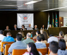 Todos os 399 municípios do Paraná já sancionaram os planos de educação. Para que os documentos municipais estejam em consonância com as metas estabelecidas nos Planos Estadual e Nacional, os municípios terão suporte técnico de uma comissão, que participa de um curso nesta terça (19) e quarta-feira (20), em Curitiba.

São 32 técnicos indicados pelos Núcleos Regionais de Educação (NREs), que já atuam com os municípios em programas e projetos educacionais. 