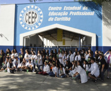 Os estudantes do Centro Estadual de Educação Profissional (CEEP) de Curitiba, no Boqueirão, foram às casas e aos estabelecimentos comerciais da região para distribuir “mosquitoeiras” aos moradores do bairro.