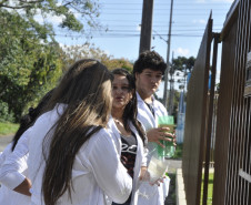Os estudantes do Centro Estadual de Educação Profissional (CEEP) de Curitiba, no Boqueirão, foram às casas e aos estabelecimentos comerciais da região para distribuir “mosquitoeiras” aos moradores do bairro.