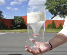 Os estudantes do Centro Estadual de Educação Profissional (CEEP) de Curitiba, no Boqueirão, foram às casas e aos estabelecimentos comerciais da região para distribuir “mosquitoeiras” aos moradores do bairro.
