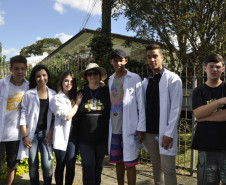 Os estudantes do Centro Estadual de Educação Profissional (CEEP) de Curitiba, no Boqueirão, foram às casas e aos estabelecimentos comerciais da região para distribuir “mosquitoeiras” aos moradores do bairro.