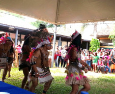 As 37 escolas estaduais indígenas do Paraná realizam nesta semana muitas atividades culturais, artísticas, artesanais e culinárias para comemorar o Dia do Índio (19 de Abril). As ações envolvem alunos, professores, pais e a comunidade.