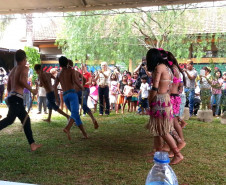 As 37 escolas estaduais indígenas do Paraná realizam nesta semana muitas atividades culturais, artísticas, artesanais e culinárias para comemorar o Dia do Índio (19 de Abril). As ações envolvem alunos, professores, pais e a comunidade.