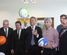 O governador Beto Richa entregou nesta segunda-feira (25), no Palácio Iguaçu, materiais esportivos para atender 52 municípios paranaenses