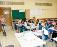 O orçamento da Educação mais que dobrou nos últimos cinco anos. De R$ 3,7 bilhões em 2010, evoluiu para uma previsão de R$ 7,8 bilhões neste ano de 2016. Além do crescimento orçamentário, o número de professores e funcionários da rede pública estadual também aumentou, com a contratação, desde 2011, de mais 23 mil profissionais da educação (entre professores e servidores).