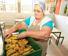 O Governo do Paraná tem investido cada vez mais na qualidade da alimentação escolar servida a um milhão de estudantes matriculados na rede estadual de ensino. Entre 2011 e 2015, por meio do Programa Estadual de Alimentação Escolar, foram destinados mais de R$ 450 milhões na compra de gêneros alimentícios. Desse total, cerca de R$ 150 milhões se referem à aquisição de alimentos e produtos da agricultura familiar.