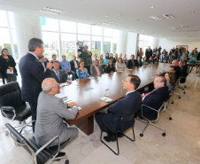 O governador Beto Richa sancionou nesta terça-feira (26) a lei que institui nas escolas paranaenses o programa Geração Atitude. O programa promove a cidadania e a participação dos estudantes na vida pública e nas atividades sociais. 