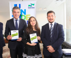 A lei foi proposta pela estudante Ingrid Ribeiro Serafim de Souza, de Cianorte, no Noroeste do Estado, tramitou nas comissões da Assembleia Legislativa do Paraná e foi aprovada pela Casa. É a primeira vez que o projeto de um estudante da rede estadual tramitou e foi aprovado para se tornar política pública estadual.
