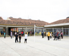 Os avanços da carreira dos profissionais da educação nos últimos anos tornaram o Paraná o melhor Estado da região Sul para o exercício da profissão. A afirmação é de professores dos estados vizinhos que atuam na rede paranaense de ensino através do sistema de permuta, no qual profissionais concursados em outros estados podem assumir a mesma função no estado de sua escolha. Entre os principais atrativos está a hora-atividade, o plano de carreira, o salário e a estrutura.