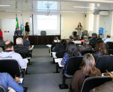 As equipes de comissão de licitação e diretores dos colégios agrícolas e florestal da rede estadual de ensino participam nessa sexta-feira (29), em Curitiba, de um curso de capacitação sobre as diretrizes de licitações e contratos no valor de até R$ 150 mil através do Programa de Recursos Descentralizado, via Fundo Rotativo.