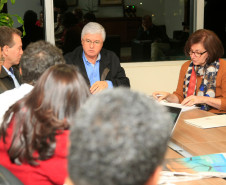 O chefe da Casa Civil, Valdir Rossoni, e a secretária de Estado da Educação, professora Ana Seres, receberam a direção do sindicato que representa os professores da rede pública do Paraná na noite desta quinta-feira (28), no Palácio Iguaçu, para mais uma rodada de negociações em relação à pauta de reivindicações da categoria. Representantes do Governo do Estado e dos professores estaduais têm se reunido periodicamente no último mês para encaminhar as demandas da classe.