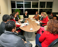 O chefe da Casa Civil, Valdir Rossoni, e a secretária de Estado da Educação, professora Ana Seres, receberam a direção do sindicato que representa os professores da rede pública do Paraná na noite desta quinta-feira (28), no Palácio Iguaçu, para mais uma rodada de negociações em relação à pauta de reivindicações da categoria. Representantes do Governo do Estado e dos professores estaduais têm se reunido periodicamente no último mês para encaminhar as demandas da classe.