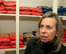 “Esta é uma remessa complementar que vai garantir alimentos até a próxima entrega, prevista para o fim do mês. Trabalhamos com uma média de quatro a cinco remessas por ano dentro do planejamento feito pelas escolas para que não falte merenda em nenhuma das 2.100 escolas do Paraná”, disse a coordenadora de alimentação e nutrição escolar, Marcia Stolarski.
