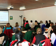 Técnicos das equipes pedagógicas dos 32 Núcleos Regionais de Educação (NREs) iniciaram nesta segunda-feira (2), em Curitiba, o curso de formação continuada para a troca de experiências e atualização das propostas previstas no plano de ação da Secretaria de Estado da Educação. A formação tem duração de 16 horas e conta para promoção no plano de carreira.