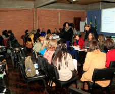 Técnicos das equipes pedagógicas dos 32 Núcleos Regionais de Educação (NREs) iniciaram nesta segunda-feira (2), em Curitiba, o curso de formação continuada para a troca de experiências e atualização das propostas previstas no plano de ação da Secretaria de Estado da Educação. A formação tem duração de 16 horas e conta para promoção no plano de carreira.