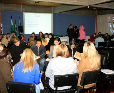 Técnicos das equipes pedagógicas dos 32 Núcleos Regionais de Educação (NREs) iniciaram nesta segunda-feira (2), em Curitiba, o curso de formação continuada para a troca de experiências e atualização das propostas previstas no plano de ação da Secretaria de Estado da Educação. A formação tem duração de 16 horas e conta para promoção no plano de carreira.