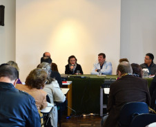 Os professores da disciplina de História da rede pública estadual de ensino ganharam uma nova ferramenta para trabalhar o patrimônio cultural e histórico do Paraná em sala de aula. A Secretaria de Estado da Educação, em parceria com a Secretaria de Estado da Cultura, iniciou nesta terça-feira (3) o curso “Diálogo sobre a História e a importância da educação patrimonial de Curitiba” aos docentes da Capital. O projeto pode ser expandido a outras regiões do Estado.