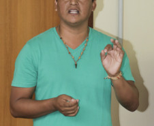 A educação do Paraná teve uma importante conquista no mês passado ao graduar o primeiro professor indígena com curso em nível de mestrado, pela Universidade Estadual de Maringá (UEM). Florêncio Rekayg Fernandes, professor concursado da rede estadual de ensino, defendeu a tese de dissertação Formação e Atuação de Professores Pedagogos Indígenas no Paraná.