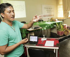A educação do Paraná teve uma importante conquista no mês passado ao graduar o primeiro professor indígena com curso em nível de mestrado, pela Universidade Estadual de Maringá (UEM). Florêncio Rekayg Fernandes, professor concursado da rede estadual de ensino, defendeu a tese de dissertação Formação e Atuação de Professores Pedagogos Indígenas no Paraná.