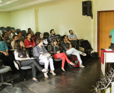 A educação do Paraná teve uma importante conquista no mês passado ao graduar o primeiro professor indígena com curso em nível de mestrado, pela Universidade Estadual de Maringá (UEM). Florêncio Rekayg Fernandes, professor concursado da rede estadual de ensino, defendeu a tese de dissertação Formação e Atuação de Professores Pedagogos Indígenas no Paraná.