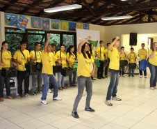 Uma vez por semana, mais de 70 alunos do Colégio Estadual do Campo do Lajeado do Sul, no município de São Mateus do Sul (Sudoeste do Paraná), se reúnem no turno complementar, período em que os estudantes não estão em sala de aula, para ensaiar as apresentações de percussão do projeto Som na Lata, que existe na escola há cinco anos. Na foto, uma apresentação dos alunos.