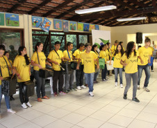 Uma vez por semana, mais de 70 alunos do Colégio Estadual do Campo do Lajeado do Sul, no município de São Mateus do Sul (Sudoeste do Paraná), se reúnem no turno complementar, período em que os estudantes não estão em sala de aula, para ensaiar as apresentações de percussão do projeto Som na Lata, que existe na escola há cinco anos. Na foto, uma apresentação dos alunos.