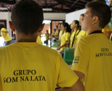 Uma vez por semana, mais de 70 alunos do Colégio Estadual do Campo do Lajeado do Sul, no município de São Mateus do Sul (Sudoeste do Paraná), se reúnem no turno complementar, período em que os estudantes não estão em sala de aula, para ensaiar as apresentações de percussão do projeto Som na Lata, que existe na escola há cinco anos. Na foto, uma apresentação dos alunos.
