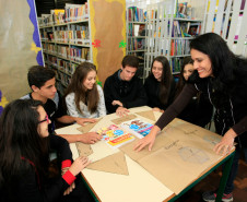 Estudantes do primeiro ano do ensino médio do Colégio Estadual São Paulo Apóstolo, em Curitiba, tiveram uma experiência diferente na rotina escolar durante as aulas de matemática. Após aprender os conteúdos de geometria, previsto no currículo escolar, os 170 alunos se dividiram em equipes para colocar os conhecimentos em prática, mas de uma maneira inédita: com trabalho social.