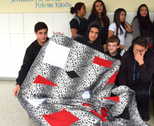 Depois de estudar cálculos de área, gráficos e formas geométricas na teoria, os alunos criaram figuras geométricas, com base nos conteúdos vistos na teoria, e confeccionaram 26 edredons, colchas e cobertores, arrecadados pelos próprios estudantes, que em seguida foram doados à Casa de Idoso Nova Canaã, vizinha à escola.