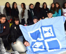 Depois de estudar cálculos de área, gráficos e formas geométricas na teoria, os alunos criaram figuras geométricas, com base nos conteúdos vistos na teoria, e confeccionaram 26 edredons, colchas e cobertores, arrecadados pelos próprios estudantes, que em seguida foram doados à Casa de Idoso Nova Canaã, vizinha à escola.