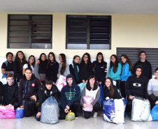 Depois de estudar cálculos de área, gráficos e formas geométricas na teoria, os alunos criaram figuras geométricas, com base nos conteúdos vistos na teoria, e confeccionaram 26 edredons, colchas e cobertores, arrecadados pelos próprios estudantes, que em seguida foram doados à Casa de Idoso Nova Canaã, vizinha à escola.