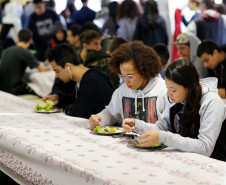 A merenda servida na escola nesta quinta-feira (12) foi um almoço bem reforçado com arroz, feijão, saladas e almôndegas ao molho