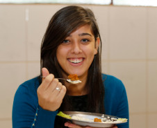 As escolas da rede estadual de ensino começaram a receber nesta semana 80 toneladas de carne bovina para a merenda escolar. Estão sendo entregues nesta remessa 32 toneladas de almôndegas e 48 toneladas de carne em tiras. A Secretaria de Estado da Educação já tem assegurado em contrato cerca de duas mil toneladas de carne bovina, suína e peixes que serão entregues as escolas estaduais ao longo do ano letivo.