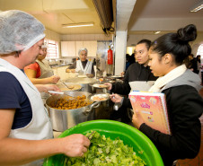 As escolas da rede estadual de ensino começaram a receber nesta semana 80 toneladas de carne bovina para a merenda escolar. Estão sendo entregues nesta remessa 32 toneladas de almôndegas e 48 toneladas de carne em tiras. A Secretaria de Estado da Educação já tem assegurado em contrato cerca de duas mil toneladas de carne bovina, suína e peixes que serão entregues as escolas estaduais ao longo do ano letivo.