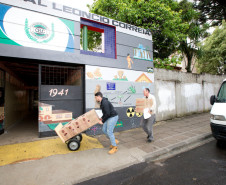 As escolas da rede estadual de ensino começaram a receber nesta semana 80 toneladas de carne bovina para a merenda escolar. Estão sendo entregues nesta remessa 32 toneladas de almôndegas e 48 toneladas de carne em tiras. A Secretaria de Estado da Educação já tem assegurado em contrato cerca de duas mil toneladas de carne bovina, suína e peixes que serão entregues as escolas estaduais ao longo do ano letivo.