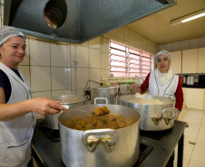 No Colégio Estadual Leôncio Correia, em Curitiba, o preparo da merenda escolar começa com uma visita rápida à despensa