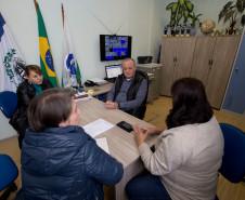 A Ouvidoria da Secretaria de Estado da Educação está mais próxima das escolas da rede estadual de ensino. Nesta quinta-feira (12), a equipe da Ouvidoria iniciou uma série de visitas às escolas estaduais de Curitiba, para conhecer de perto as realidades vivenciadas pelas unidades e trocar experiências com os gestores, agilizando os atendimentos assim à comunidade escolar.